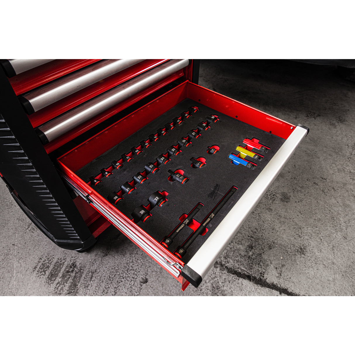 Milwaukee Werkstattwagen 30"/78cm TOOLGUARD bestückt (246) grau 4932500743