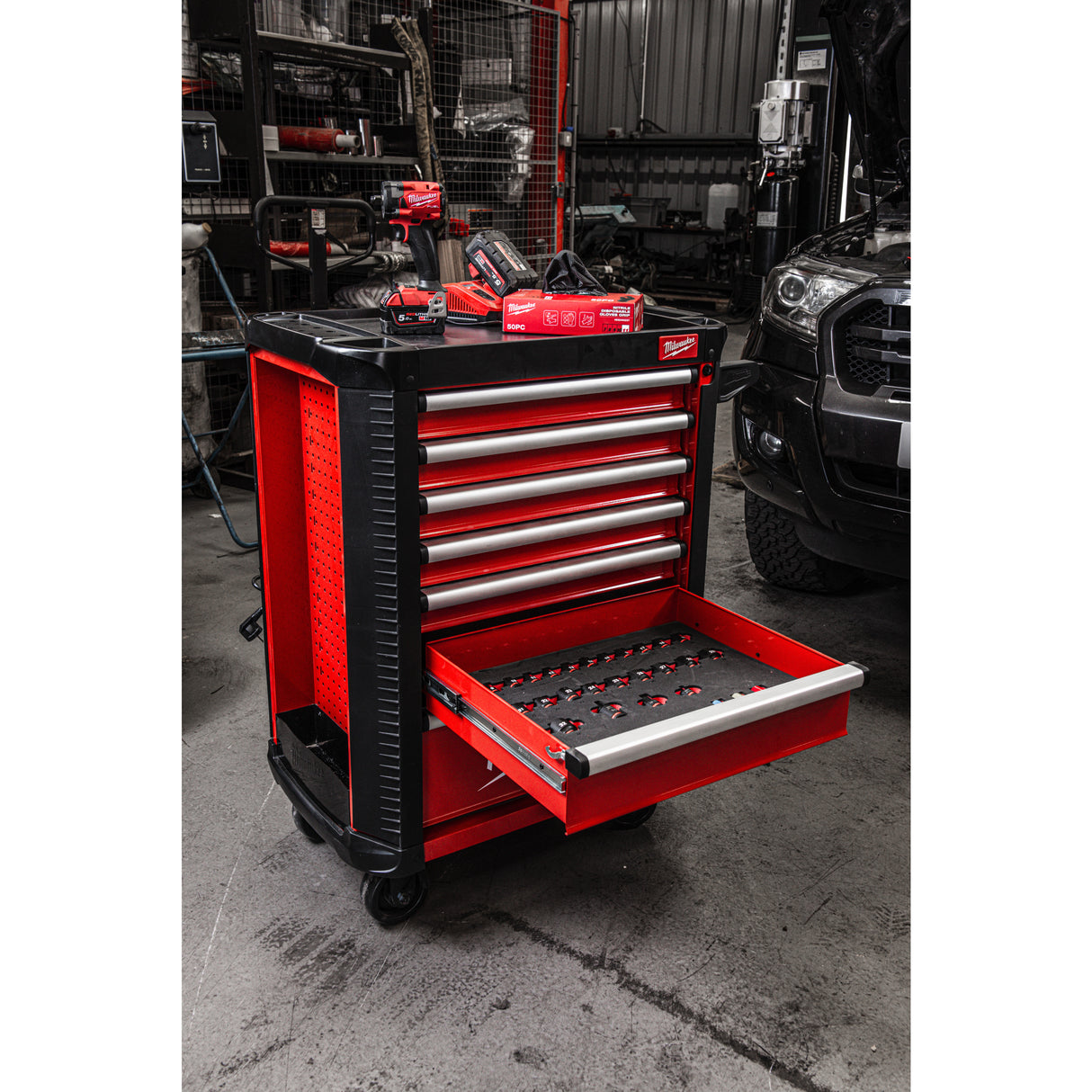 Milwaukee Werkstattwagen 30"/78cm TOOLGUARD bestückt (246) grau 4932500743