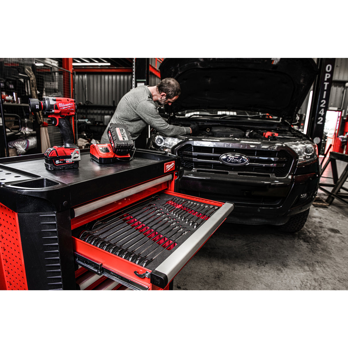 Milwaukee Werkstattwagen 30"/78cm TOOLGUARD bestückt (246) grau 4932500743