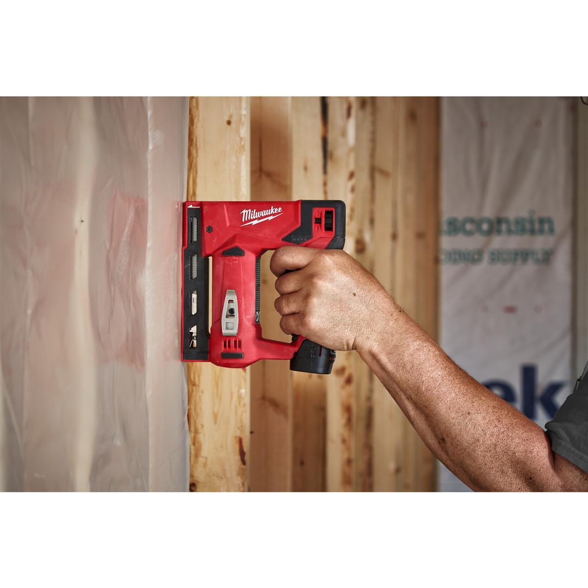Milwaukee cordless staple gun M12BST-202X 4933459635