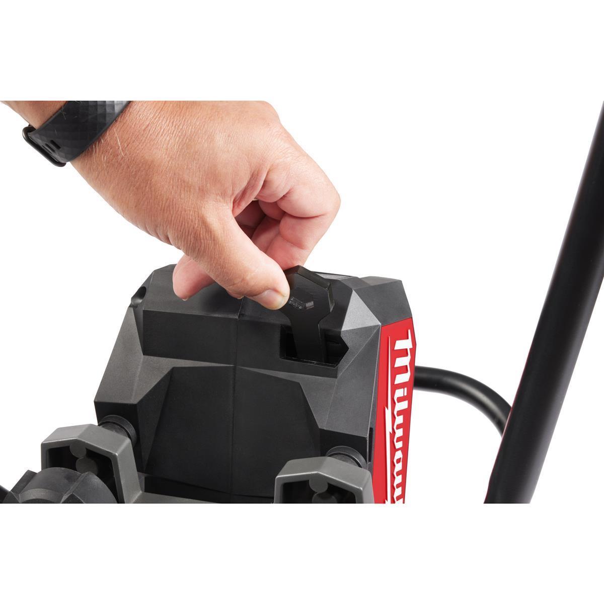 Milwaukee battery-powered vibrating screed MXFPSC-302 4933479772