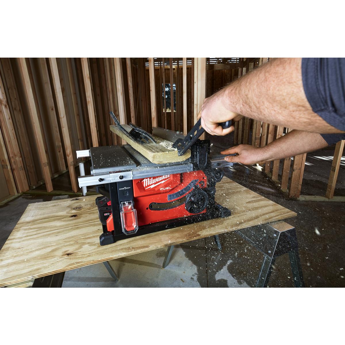 Milwaukee Akku-Tischkreissäge M18FTS210-121B IN2 4933499179