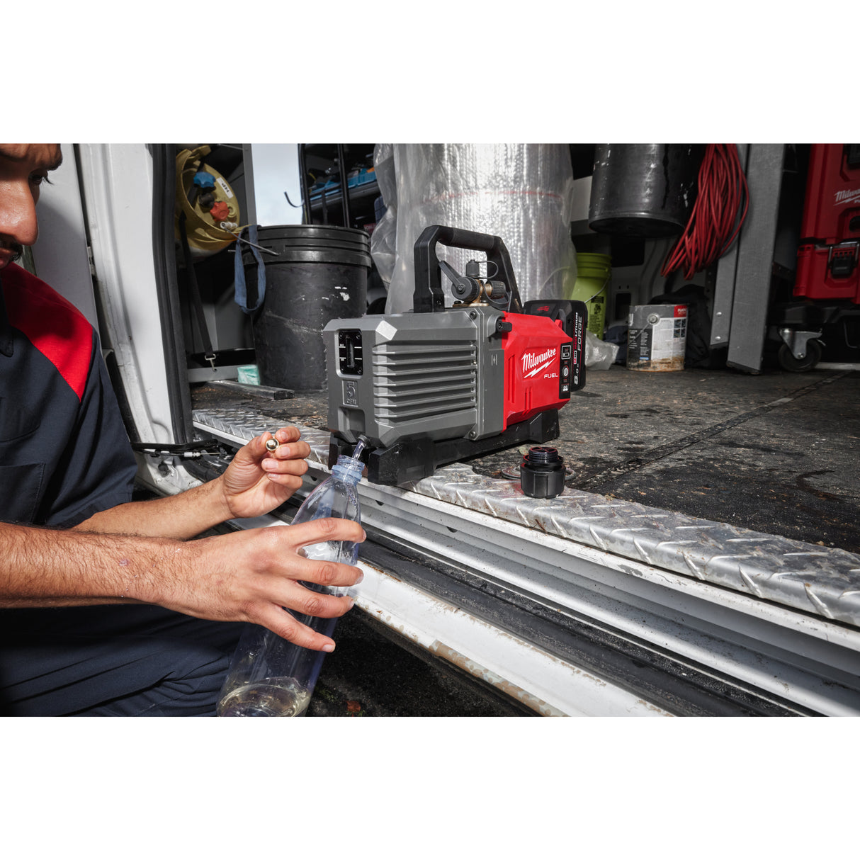Milwaukee Akku-Vakuum Pumpe M18FVP5-801 Vakuumpumpe IN2 4933499248