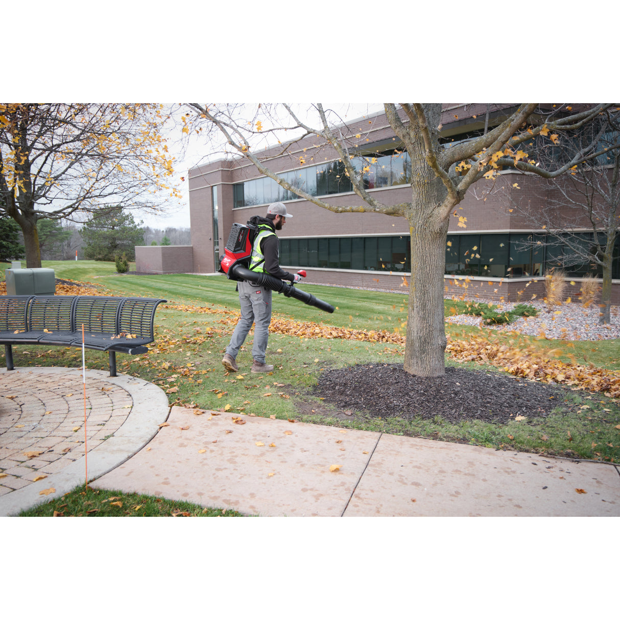 Milwaukee Akku-Rucksackgebläse MXF BPB-122 AK.rücktrgbr.LAUBBLAESER IN2 4933500236