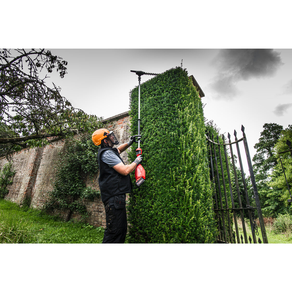 Milwaukee Akku-Stabheckenschere M18FHETE22-802 IN2 4933498516